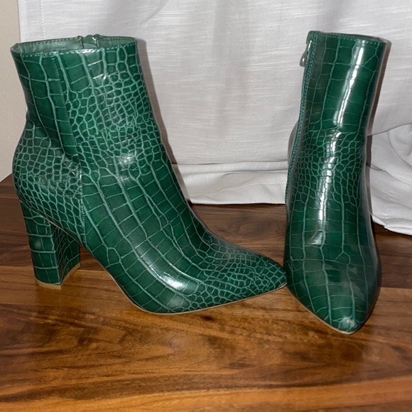 SHEIN Shoes - SHEIN Emerald Green Alligator Print Booties